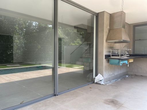 : Este local, esperando por uma mesa de jantar, projeta encontros e risadas com amigos e família.