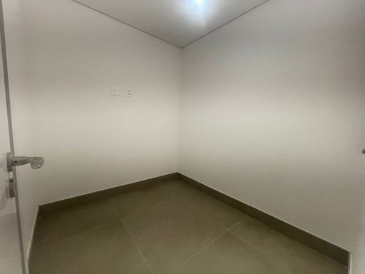 A dependência, com seu banheiro exclusivo, oferecendo privacidade e conforto para staff ou hóspedes extras.