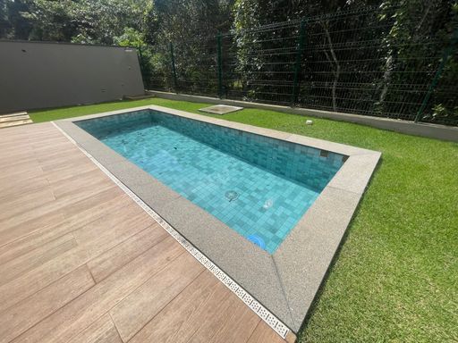 A área de lazer para as crianças, com brinquedoteca e playground, garantindo a diversão dos pequenos em um ambiente seguro.
