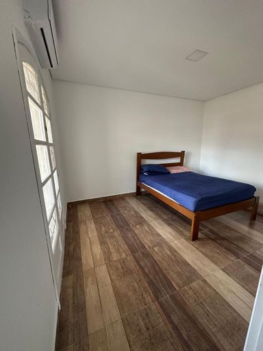 O segundo quarto oferece flexibilidade para a família, amigos ou até mesmo um escritório em casa. Espaçoso e bem iluminado.