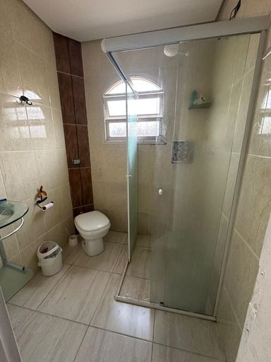 Banheiro da suíte com acabamento de qualidade, pensado para o seu bem-estar.
