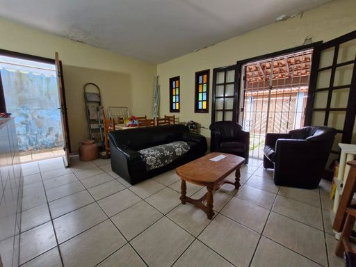 Ambiente acolhedor: Sala de Estar iluminada e perfeita para o descanso após a praia.