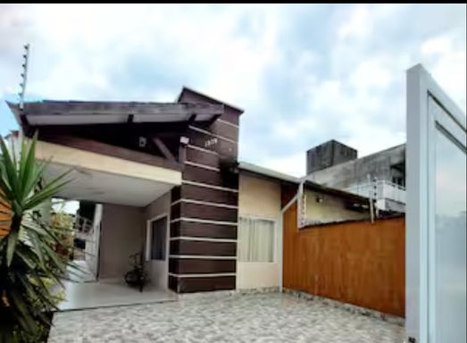 Garagem para até 2 carros com segurança e praticidade.