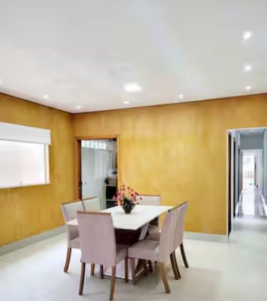 Ambiente espaçoso para refeições em grupo, perfeito para momentos especiais.