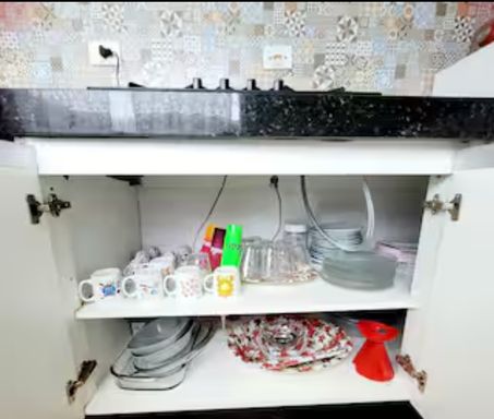 Praticidade no dia a dia com itens completos: pratos, copos, talheres e panelas.