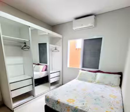 3 quartos confortáveis com ar-condicionado para noites tranquilas mesmo no verão.