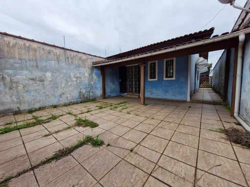 Fachada charmosa da casa em Bertioga, com arquitetura simples e convidativa.