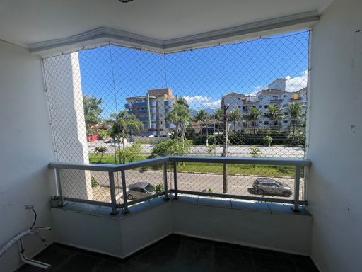 Próximo à praia e em frente à Bela Casa, facilitando o dia a dia.