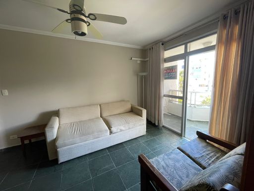 Sala de estar com ótima iluminação natural, proporcionando conforto no dia a dia.