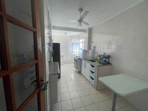 Cozinha equipada e funcional, ideal para quem busca praticidade.