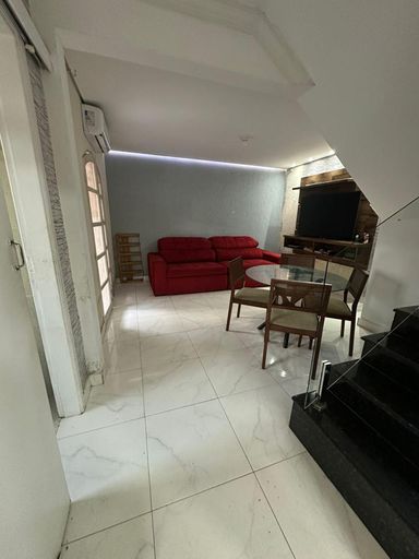 Sala de estar aconchegante, perfeita para relaxar e curtir momentos inesquecíveis. Desfrute de um ambiente climatizado e pensado para o seu conforto.