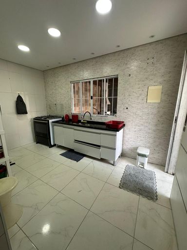 Cozinha moderna e integrada à sala, ideal para quem ama cozinhar e socializar ao mesmo tempo. Espaço otimizado e pronto para uso.