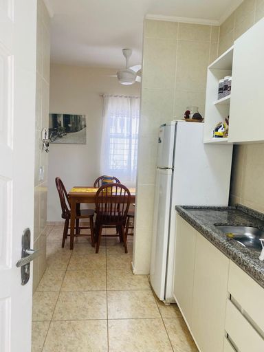 Foto do Balcão da Cozinha: Detalhe do balcão da cozinha americana, perfeito para refeições rápidas.