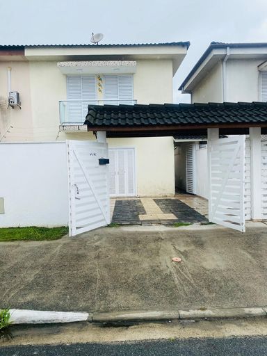 Foto do Quintal: Quintal privativo com espaço para lazer e jardinagem.