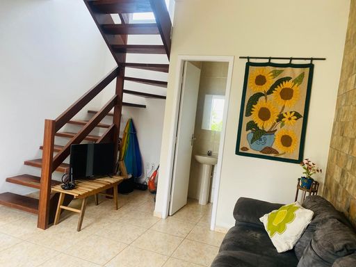 Foto da Sala de Estar: Ambiente convidativo e espaçoso para momentos de relaxamento.