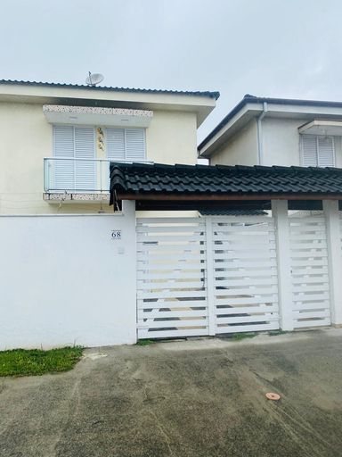 Foto da Fachada: Apresentação da moderna e imponente fachada do sobrado geminado.