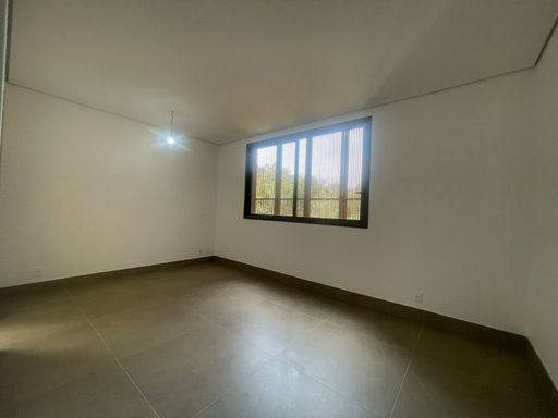 A abundância de janelas de vidro que permitem a entrada de luz natural e uma paisagem serena, tornando cada cômodo único.