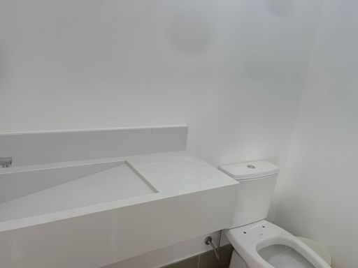 Um lavabo com acabamento impecável, um espaço de design para impressionar visitas.