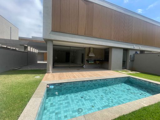 A piscina privativa, um convite direto a dias de sol e diversão, pronta para ser o centro das suas celebrações.