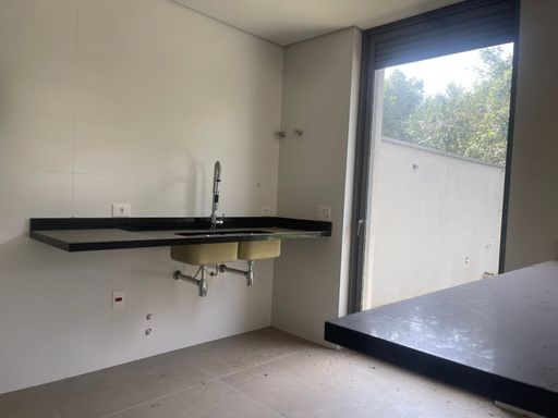 A praticidade de uma lavanderia bem planejada, garantindo organização e otimização da rotina.