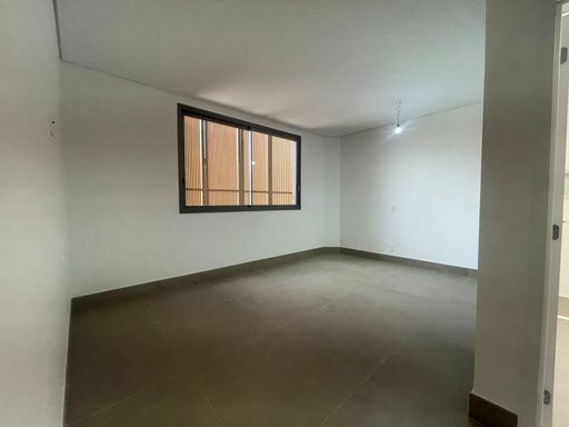 O terceiro quarto, com sua própria entrada de luz, esperando para ser decorado ao seu estilo.