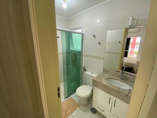 Luxo e privacidade: o banheiro da suíte, um espaço cuidadosamente planejado com acabamentos de alta qualidade, garantindo conforto e bem-estar.