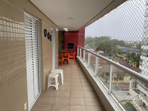 "Espaço de celebração: a área gourmet da sacada foi meticulosamente projetada para seu conforto, onde o aroma do churrasco se mistura à brisa oceânica.