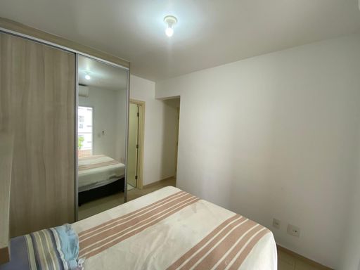 Organização impecável: armários planejados em todos os quartos, maximizando o espaço e oferecendo praticidade sem abrir mão da elegância.