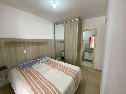 Seu refúgio de serenidade: a suíte principal, um santuário de paz e elegância, com espaço generoso e o aconchego que você merece após um dia na praia.