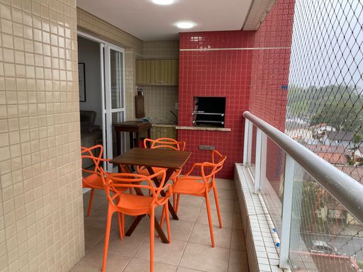 Al fresco com estilo: imagine cafés da manhã e jantares sob o céu de Bertioga, nesta sacada que é um verdadeiro convite à contemplação e ao lazer.