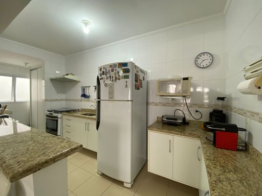 Organização e beleza: armários sob medida e bancadas em materiais nobres revelam uma cozinha pensada para a praticidade e a elegância do seu dia a dia.