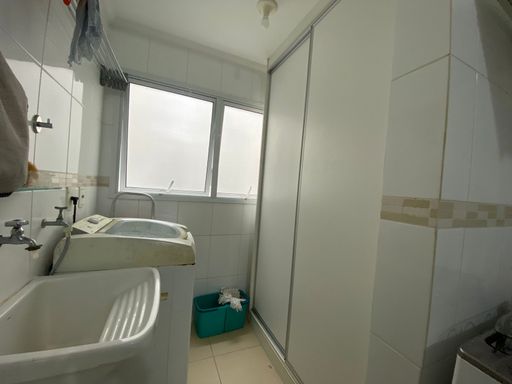 Praticidade que simplifica: uma lavanderia funcional e otimizada, tornando as tarefas diárias leves e eficientes, para que você tenha mais tempo para desfrutar da vida.