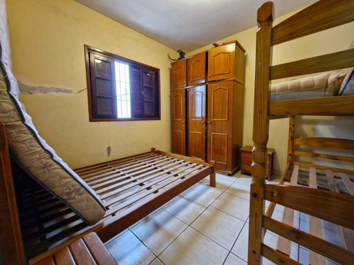 Segundo quarto versátil, com espaço ideal para hóspedes ou como um escritório em casa.