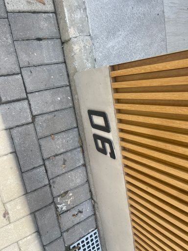 Garagem com quatro vagas, destacando a praticidade e o espaço.