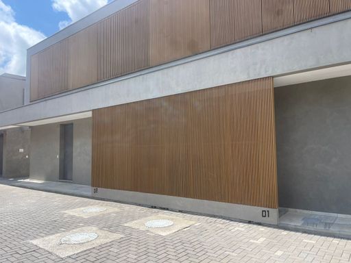 A porta principal, imponente e com design diferenciado.
