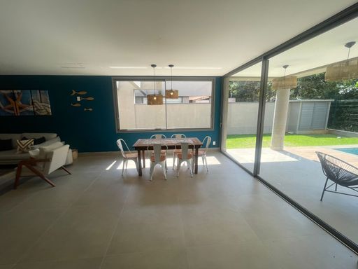 Mesa de jantar ao ar livre, ideal para confraternizações.