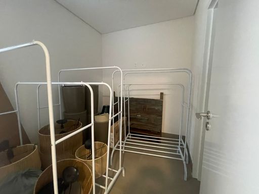 O quarto da dependência, simples e funcional.