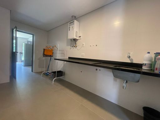 A lavanderia com espaço para máquina de lavar e secar.
