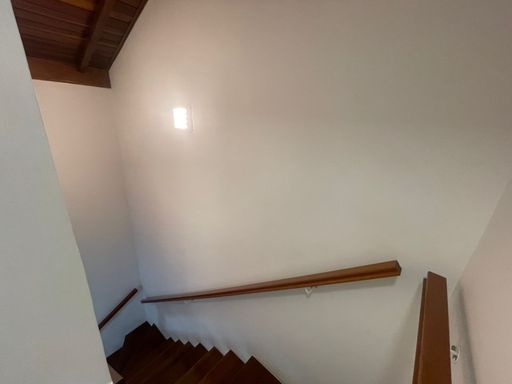 Corredor interno com bom aproveitamento de espaço