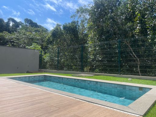 O formato da piscina, destacando o espaço amplo para deck.