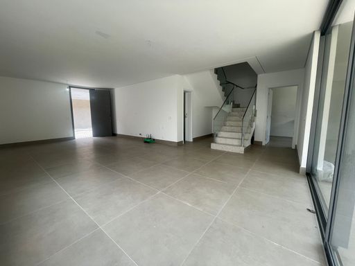 Uma tela em branco de infinitas possibilidades. A sala de estar, espaçosa, esperando sua mobília para ganhar vida.