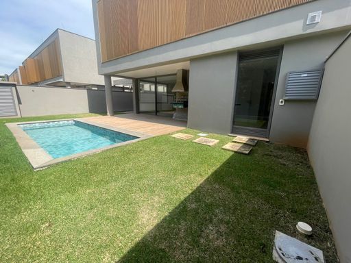 A área verde nos fundos da casa, ideal para um jardim, um playground ou um espaço de meditação.