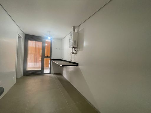 Uma cozinha ampla e funcional, com bancadas e espaço para os eletrodomésticos que farão dela o coração da casa.