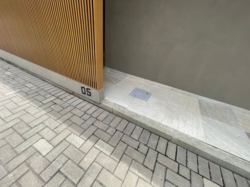 Espaço de manobra e as 4 vagas de garagem, prontas para abrigar sua frota com segurança.