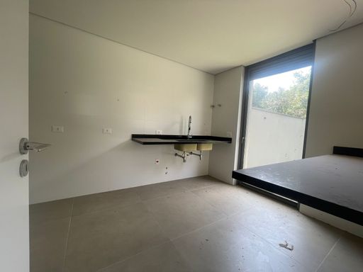 A quadra de tênis do condomínio, um convite para o esporte e a diversão.