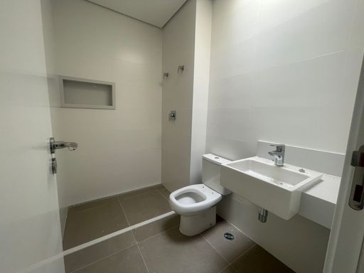 O banheiro da dependência prontinho pra ser decorado com seu toque especial.